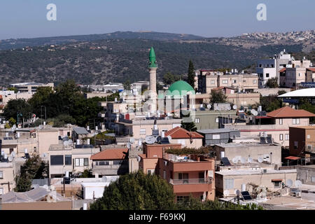 Vista del misto arabo ebraico città di Maalot-Tarshiha nel nord della Galilea in Israele Foto Stock