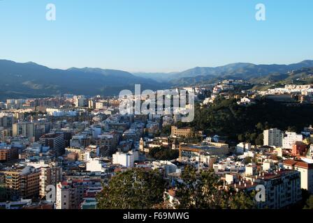 Vista di tutta la città verso il Montanas de Malaga vista dal castello di Gibralfaro, Malaga, Costa del Sol, provincia di Malaga, Spagna. Foto Stock