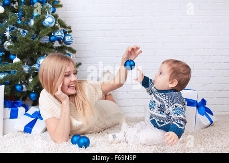 Madre e figlio nei pressi di albero di natale Foto Stock