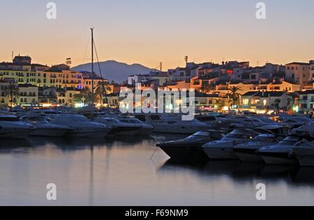 Yacht ormeggiati nel porto turistico al tramonto, Puerto Banus a Marbella, Costa del Sol, provincia di Malaga, Andalusia, Spagna, Europa occidentale. Foto Stock