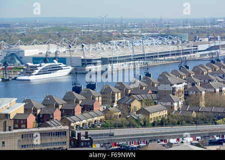 Londra vista aerea di case moderne & Excel Exhibition Centre costruito intorno al Royal Victoria Dock parte della London Docklands rigenerazione Inghilterra Newham Regno Unito Foto Stock