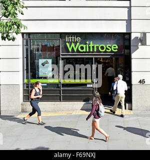 Vista dall'alto del logo del negozio Little Waitrose e dei segni del marchio comodo per i numerosi impiegati situati nelle vicinanze della City of London, Inghilterra, Regno Unito Foto Stock