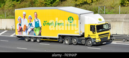 Logistica della catena di fornitura tramite il supermercato Morrisons hgv camion consegna con rimorchio pubblicità cibo fresco guida lungo la strada inglese UK autostrada Foto Stock