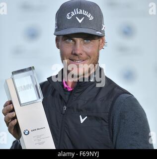 Nov. 15, 2015 - Shanghai, Repubblica Popolare Cinese - KRISTOFFER BROBERG di Svezia pone con il trofeo dopo aver vinto la BMW Masters al lago Malaren Golf Club a Shanghai. Credito: Marcio Machado/ZUMA filo/Alamy Live News Foto Stock