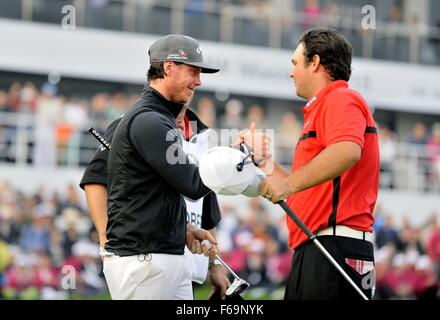 Nov. 15, 2015 - Shanghai, Repubblica Popolare Cinese - KRISTOFFER BROBERG della Svezia è congratulato da Patrick Reed degli Stati Uniti dopo aver vinto la BMW Masters al lago Malaren Golf Club a Shanghai. Credito: Marcio Machado/ZUMA filo/Alamy Live News Foto Stock