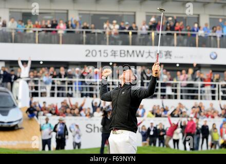 Nov. 15, 2015 - Shanghai, Repubblica Popolare Cinese - KRISTOFFER BROBERG di Svezia festeggia dopo aver vinto la BMW Masters al lago Malaren Golf Club a Shanghai. Credito: Marcio Machado/ZUMA filo/Alamy Live News Foto Stock