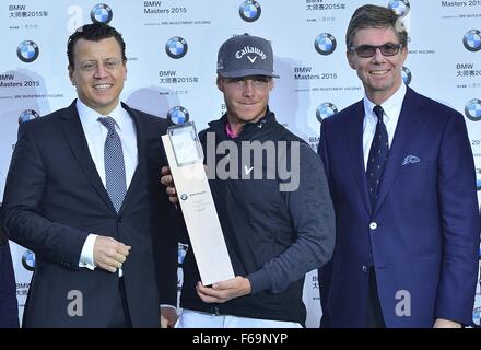 Nov. 15, 2015 - Shanghai, Repubblica Popolare Cinese - KRISTOFFER BROBERG di Svezia pone con il trofeo dopo aver vinto la BMW Masters al lago Malaren Golf Club a Shanghai. Credito: Marcio Machado/ZUMA filo/Alamy Live News Foto Stock