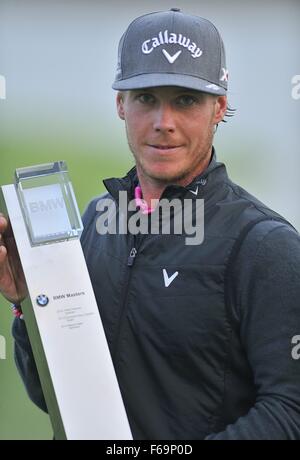 Nov. 15, 2015 - Shanghai, Repubblica Popolare Cinese - KRISTOFFER BROBERG di Svezia pone con il trofeo dopo aver vinto la BMW Masters al lago Malaren Golf Club a Shanghai. Credito: Marcio Machado/ZUMA filo/Alamy Live News Foto Stock