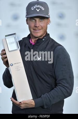 Nov. 15, 2015 - Shanghai, Repubblica Popolare Cinese - KRISTOFFER BROBERG di Svezia pone con il trofeo dopo aver vinto la BMW Masters al lago Malaren Golf Club a Shanghai. Credito: Marcio Machado/ZUMA filo/Alamy Live News Foto Stock