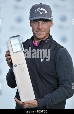 Nov. 15, 2015 - Shanghai, Repubblica Popolare Cinese - KRISTOFFER BROBERG di Svezia pone con il trofeo dopo aver vinto la BMW Masters al lago Malaren Golf Club a Shanghai. Credito: Marcio Machado/ZUMA filo/Alamy Live News Foto Stock