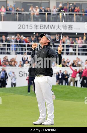 Nov. 15, 2015 - Shanghai, Repubblica Popolare Cinese - KRISTOFFER BROBERG di Svezia festeggia dopo aver vinto la BMW Masters al lago Malaren Golf Club a Shanghai. Credito: Marcio Machado/ZUMA filo/Alamy Live News Foto Stock