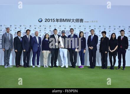 Nov. 15, 2015 - Shanghai, Repubblica Popolare Cinese - KRISTOFFER BROBERG di Svezia pone con il trofeo dopo aver vinto la BMW Masters al lago Malaren Golf Club a Shanghai. Credito: Marcio Machado/ZUMA filo/Alamy Live News Foto Stock