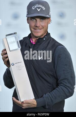 Nov. 15, 2015 - Shanghai, Repubblica Popolare Cinese - KRISTOFFER BROBERG di Svezia pone con il trofeo dopo aver vinto la BMW Masters al lago Malaren Golf Club a Shanghai. Credito: Marcio Machado/ZUMA filo/Alamy Live News Foto Stock