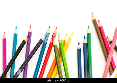 Matite colorate su sfondo bianco Foto Stock