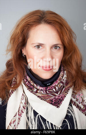 Ritratto di giovane e bella donna caucasica nel colorato Pavloposadskie russo sciarpa Foto Stock