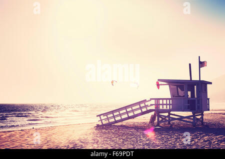 Vintage filtrata lifeguard tower al tramonto con lente effetto flare, STATI UNITI D'AMERICA. Foto Stock