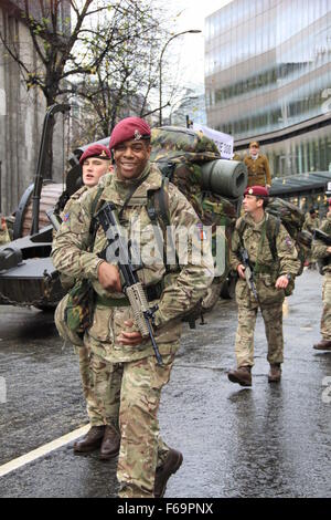 Reggimento paracadutisti soldati al Sindaco della città di Londra parade 2015 Foto Stock