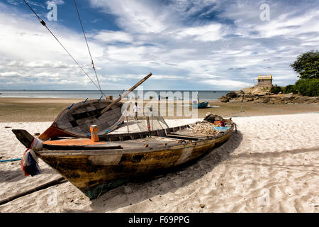 Thailandia barca. Imbarcazione da pesca in legno per lavori di ristrutturazione. Thailandia S. E. Asia Foto Stock