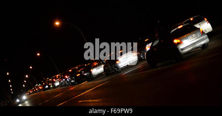 Strasburgo, Francia. Xiv Nov, 2015. Coda di automobili in attesa di attraversare il confine franco-tedesco ad un controllo di polizia check point sul ponte Europa a Strasburgo, Francia, 14 novembre 2015. Almeno 120 persone sono state uccise in una serie di attacchi terroristici a Parigi, il 13 novembre 2015. Foto: Patrick Seeger/dpa/Alamy Live News Foto Stock