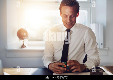 Successo executive business uomo seduto nel suo ufficio di ottenere idee Foto Stock