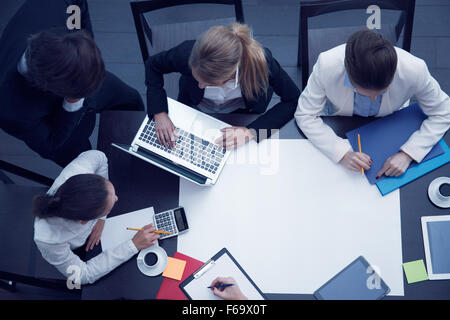 Business Area di lavoro con le persone, una tazza di caffè, tavoletta  digitale, lo smartphone, le carte e i vari oggetti di office sul tavolo  Foto stock - Alamy