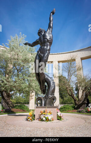 Statua nel cimitero americano in Normandia, Francia Foto Stock