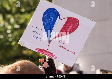 New York, Stati Uniti. Xiv Nov, 2015. Un partecipante alla messa nella veglia a Washington Square Park detiene aloft un segno a leggere 'è il nostro cuore che è assassinato.' intorno a New York City i residenti e i funzionari eletti hanno reagito individualmente e collettivamente per esprimere il loro dolore per gli attacchi terroristici di Parigi che ha sostenuto più di cento morti e centinaia di feriti. Credito: Albin Lohr-Jones/Pacific Press/Alamy Live News Foto Stock