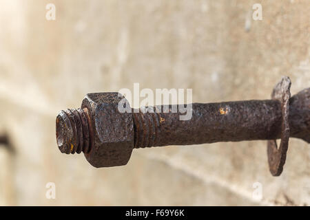 Corrosivo bullone arrugginito con il dado. Grunge costruzione industriale vicino. Foto Stock