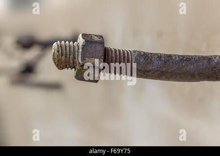 Corrosivo bullone arrugginito con il dado. Grunge costruzione industriale vicino. Foto Stock