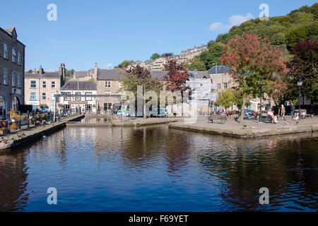 Canal a Hebden Bridge, un piccolo ma affascinante e vivace città del West Yorkshire, Inghilterra, Regno Unito. Foto Stock