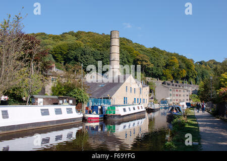 Canal a Hebden Bridge, un piccolo ma affascinante e vivace città del West Yorkshire, Inghilterra, Regno Unito. Foto Stock