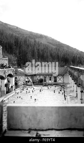 Grotta di bacino e la piscina e il Parco Nazionale di Banff Foto Stock