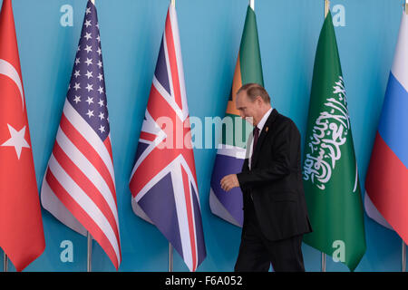 Antalya, Turchia. Xv Nov, 2015. Il presidente russo Vladimir Putin arriva alla cerimonia di benvenuto del vertice G20 svoltasi a Antalya, Turchia, su nov. 15, 2015. La due giorni del Vertice ha dato dei calci a fuori la domenica. Credito: Pan Chaoyue/Xinhua/Alamy Live News Foto Stock