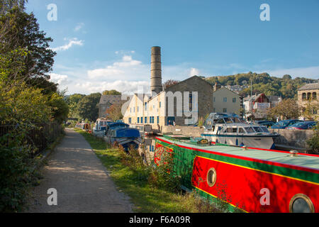 Canal a Hebden Bridge, un piccolo ma affascinante e vivace città del West Yorkshire, Inghilterra, Regno Unito. Foto Stock