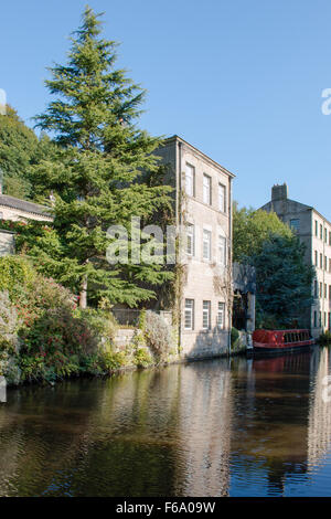 Canal a Hebden Bridge, un piccolo ma affascinante e vivace città del West Yorkshire, Inghilterra, Regno Unito. Foto Stock