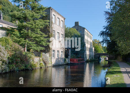 Canal a Hebden Bridge, un piccolo ma affascinante e vivace città del West Yorkshire, Inghilterra, Regno Unito. Foto Stock