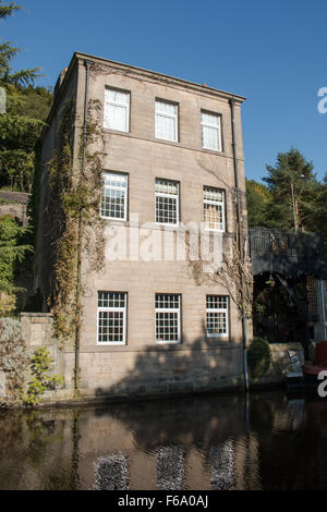 Canal a Hebden Bridge, un piccolo ma affascinante e vivace città del West Yorkshire, Inghilterra, Regno Unito. Foto Stock