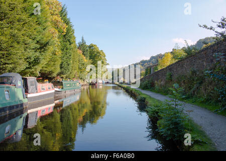 Canal a Hebden Bridge, un piccolo ma affascinante e vivace città del West Yorkshire, Inghilterra, Regno Unito. Foto Stock