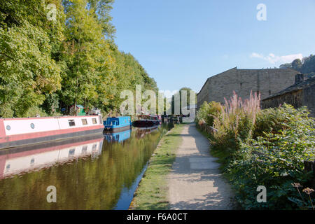 Canal a Hebden Bridge, un piccolo ma affascinante e vivace città del West Yorkshire, Inghilterra, Regno Unito. Foto Stock