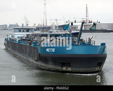 Il METIS, identificato da ENI 02335431, è una nave che opera a Van Cauwelaertsluis nel porto di Anversa. Viene utilizzato per il trasporto di container, beni generici e articoli sfusi come carbone e cereali. La nave svolge un ruolo fondamentale nei settori della logistica e dei trasporti, agevolato da gru portuali e altri impianti di carico. Foto Stock