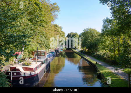 Canal a Hebden Bridge, un piccolo ma affascinante e vivace città del West Yorkshire, Inghilterra, Regno Unito. Foto Stock