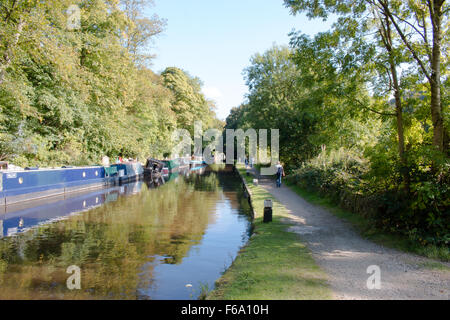 Canal a Hebden Bridge, un piccolo ma affascinante e vivace città del West Yorkshire, Inghilterra, Regno Unito. Foto Stock