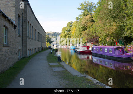 Canal a Hebden Bridge, un piccolo ma affascinante e vivace città del West Yorkshire, Inghilterra, Regno Unito. Foto Stock