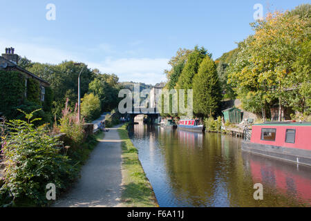 Canal a Hebden Bridge, un piccolo ma affascinante e vivace città del West Yorkshire, Inghilterra, Regno Unito. Foto Stock