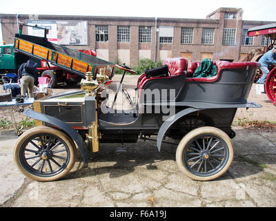 Un veicolo a vapore bianco del 1904 esposto all'Oisterwijkste Stoomdagen 2015, che rappresenta l'ingegneria automobilistica americana del XX secolo Foto Stock