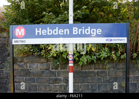 Hebden Bridge Stazione ferroviaria accedi Hebden Bridge, West Yorkshire, Regno Unito. Foto Stock