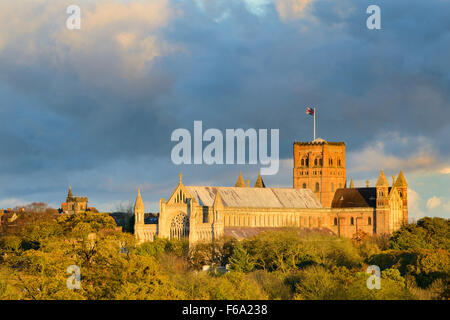 Vista della cattedrale da Verulamium Park al crepuscolo, St Albans, Hertfordshire, Regno Unito Foto Stock