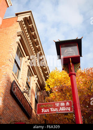 Un cartello stradale per ventola Tan vicolo in Chinatown, Victoria, British Columbia, Canada. Foto Stock