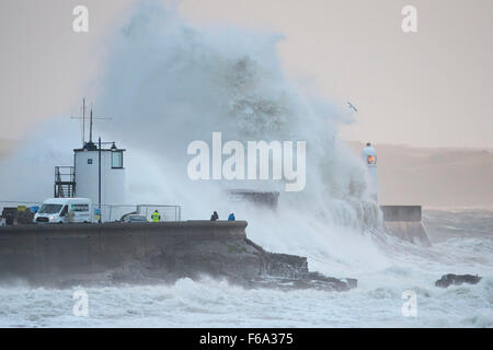 Venti forti causare enormi onde infrangersi oltre il faro di Porthcawl lungomare, nel Galles del Sud, come tempesta Barney arriva. Foto Stock