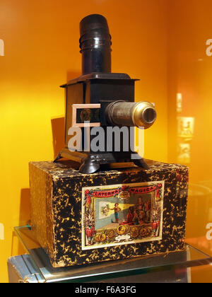 Mostra al Deventer Toy Museum che mostra una Laterna Magica, un primo tipo di lanterna magica utilizzata per proiettare immagini. Foto Stock